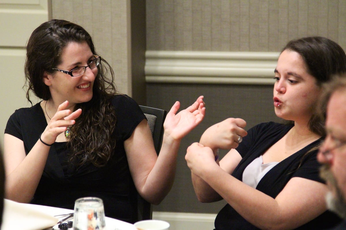 Picture for: Academics: American Sign Language (Entering Grades 5-8)