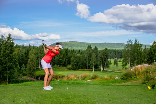 Avauslyönti Tahko Forest kentän väylällä 8