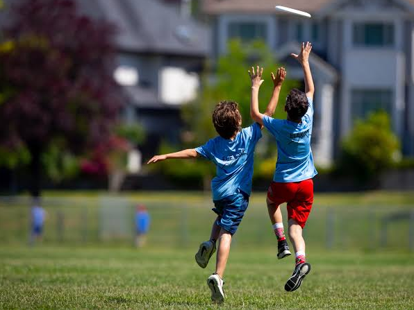 kids playing ultimate frisbee